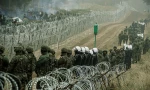 Lực lượng an ninh ở hàng rào biên giới gần Kuzcina (Ba Lan). Ảnh: Reuters