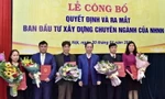 Phó Thống đốc Ngân hàng Nhà nước Đào Minh Tú trao quyết định và chúc mừng các cán bộ được bổ nhiệm.