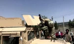 Tay súng Taliban đứng trên nóc xe Humvee của Mỹ ở Kabul. Ảnh: Reuters