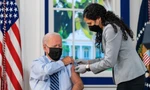 Ông Biden tiêm vắc xin mũi thứ ba ngày 27/9. Ảnh: Facebook