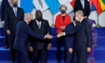 Tổng thống Mỹ Biden và Tổng thống Thổ Nhĩ Kỳ Erdogan bắt tay nhau khi chụp ảnh nhóm ngày 30/10 tại Hội nghị G20 ở Roma (Ý). Ảnh: Reuters