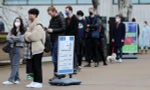 Người dân xếp hàng tiêm vắc xin ở London (Anh). Ảnh: Reuters