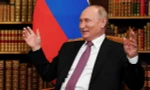 Tổng thống Nga Putin tươi cười trong cuộc trò chuyện với Tổng thống Mỹ Biden. Ảnh: Reuters