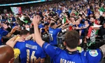 Các cầu thủ Italia ăn mừng cùng người hâm mộ trên sân vận động Wembley sau khi giành ngôi vô địch Euro 2020. Ảnh: Reuters