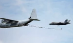 Ảnh tư liệu: KC-130J tiếp nhiên liệu cho F-35B trong buổi trình diễn ở Anh. Ảnh: Reuters