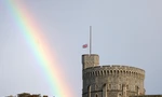 Người Anh rơi nước mắt tưởng nhớ Nữ hoàng Elizabeth II, cầu vồng xuất hiện trên Lâu đài Windsor