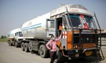 Một tài xế xếp hàng chờ đến lượt nạp oxy ở nhà máy Inox (ngoại ô New Delhi). Ảnh: Reuters