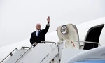 Ông Mike Pence trên chiếc Không lực Hai. Ảnh: Reuters