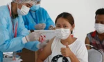 Một nhân viên y tế Campuchia tiêm vắc xin. Ảnh: Phnom Penh Post