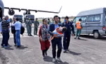 Máy bay chở các quan chức phái bộ Ấn Độ tại Afghanistan và công dân Ấn Độ đáp xuống thành phố Jamnagar, bang Gujarat, miền Tây Ấn Độ để tiếp nhiên liệu trên đường đến Delhi. Ảnh: Reuters