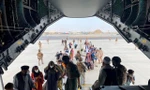 Lực lượng nước ngoài sơ tán công dân từ Afghanistan. Ảnh: Reuters