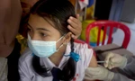 Học sinh Indonesia tiêm vắc-xin ngừa COVID-19 của Trung Quốc. Ảnh: AP
