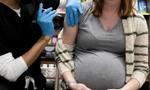 Một phụ nữ tiêm vắc xin ngừa COVID-19 ở Pennsylvania (Mỹ). Ảnh: Reuters