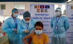 Một phụ nữ Campuchia đang được tiêm vắc xin ngừa COVID-19. Ảnh: Reuters
