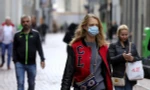 Người dân thành phố Amsterdam (Hà Lan) đi dạo phố. Ảnh: Reuters