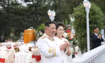 Phu nhân ông Kim Jong-un gây ấn tượng khi xuất hiện với dung nhan yêu kiều 