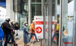 Người Đức đi tiêm chủng ở Nuremberg. Ảnh: Reuters