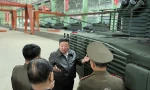 Ông Kim Jong-un thăm nhà máy xe tăng, ca ngợi tiến độ sản xuất xe tăng nội địa