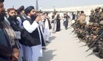 Phát ngôn viên của Taliban, Zabihullah Mujahid nói chuyện với các tay súng của nhóm này. 