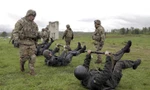 Lực lượng Mỹ tham gia huấn luyện binh sĩ Ukraine hồi năm 2015. Ảnh: Reuters