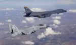 F-15 Israel hộ tống máy bay ném bom B-1B Mỹ. Ảnh: Twitter