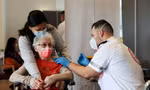 Một cụ bà tiêm vắc xin ở Netanya (Israel). Ảnh: Reuters