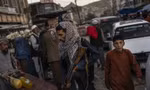 Một binh sĩ Taliban đi tuần ở chợ. Ảnh: AP