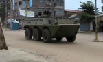 Xe quân sự xuất hiện ở thủ đô Conakry ngày 5/9. Ảnh: Reuters