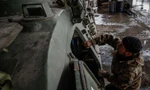Binh sĩ Ukraine chạy đua với thời gian sửa xe bọc thép bị hư hại bởi hỏa lực Nga