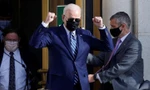 Ông Biden rời bệnh viện quân y Walter Reed ở Bethesda, Maryland sau khi khám sức khoẻ định kỳ ngày 19/11. Ảnh: Reuters