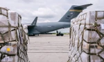 Mỹ thiếu sữa bột trầm trọng, điều máy bay quân sự C-17 đến Đức chở 31 tấn sữa về nước