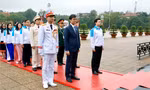 Đại biểu dự Đại hội toàn quốc Hội Sinh viên Việt Nam báo công dâng Bác