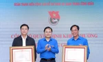 Anh Nguyễn Anh Tuấn trao Bằng khen của Thủ tướng Chính phủ cho tập thể và cá nhân thuộc T.Ư Đoàn. Ảnh: Bảo Anh.