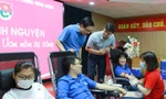 Anh Bùi Quang Huy động viên người tham gia hiến máu.