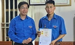 Chàng trai cứu bé gái giữa dòng nước xiết được T.Ư Đoàn tặng huy hiệu Tuổi trẻ dũng cảm 