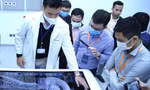 Trí thức trẻ trải nghiệm ở phòng công nghệ y sinh Đại học VinUni