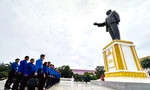 Đoàn đại biểu thanh niên Việt Nam dâng hoa tại tượng Chủ tịch Kaysone Phomvihane