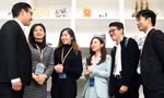 Các đại biểu trí thức trẻ trao đổi trong khuôn khổ hoạt động của Diễn đàn. Ảnh: Xuân Tùng