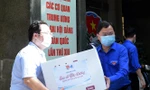 Anh Nguyễn Anh Tuấn và các đoàn viên thanh niên chuyển các thùng quà lên xe đến với các vùng dịch. Ảnh: Xuân Tùng