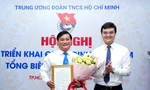 Anh Bùi Quang Huy trao quyết định bổ nhiệm Tổng Biên tập báo Thanh Niên cho nhà báo Nguyễn Ngọc Toàn. Ảnh: Báo Thanh Niên