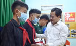 Bí thư thứ nhất T.Ư Đoàn thăm, tặng quà Đồn Biên phòng Xín Cái