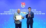 Trao tặng Kỷ niệm chương 'Vì thế hệ trẻ' tới Đại sứ đặc mệnh toàn quyền Cuba tại Việt Nam
