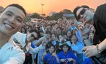 Da LAB 'cảm xúc kịch trần bay phất phới', selfie với khán giả sinh viên bằng điện thoại 'lạ'