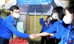 Bí thư thường trực T.Ư Đoàn Bùi Quang Huy thăm, tặng quà tình nguyện viên Tiếp sức mùa thi