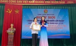 Chị Nguyễn Mỹ Linh - Phó Bí thư Thường trực Tỉnh Đoàn, Chủ tịch Hội đồng Đội tỉnh Thái Nguyên tặng Bằng khen Tỉnh Đoàn Thái Nguyên cho học sinh Nguyễn Thị Lan Anh.