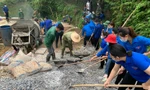 Tuổi trẻ cả nước ra quân làm đường, xây cầu thắp sáng những miền quê