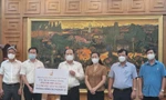 Đại diện Hội Doanh nhân trẻ Việt Nam trao tặng bộ kit xét nghiệm tới Bắc Giang