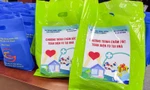 Trao túi thuốc cho F0 tại nhà ở TPHCM