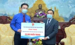 Anh Nguyễn Tường Lâm trao biển tặng 25.000 khẩu trang tới ông Seng Phết Hùng-Bun-Nhuông. Ảnh: Xuân Tùng