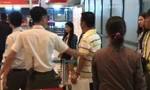 Lực lượng an ninh sân bay Đồng Hới khống chế đối tượng gây rối (ảnh cắt từ clip).
